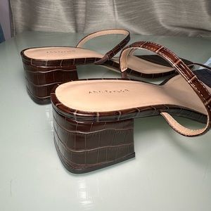 ANN TAYLOR BROWN CROC HEEL size 10M

BRAND NEW! NEVER BEEN WORN!